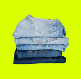 Quatro calças jeans dobradas e organizadas uma acima da outra, em fundo verde limão