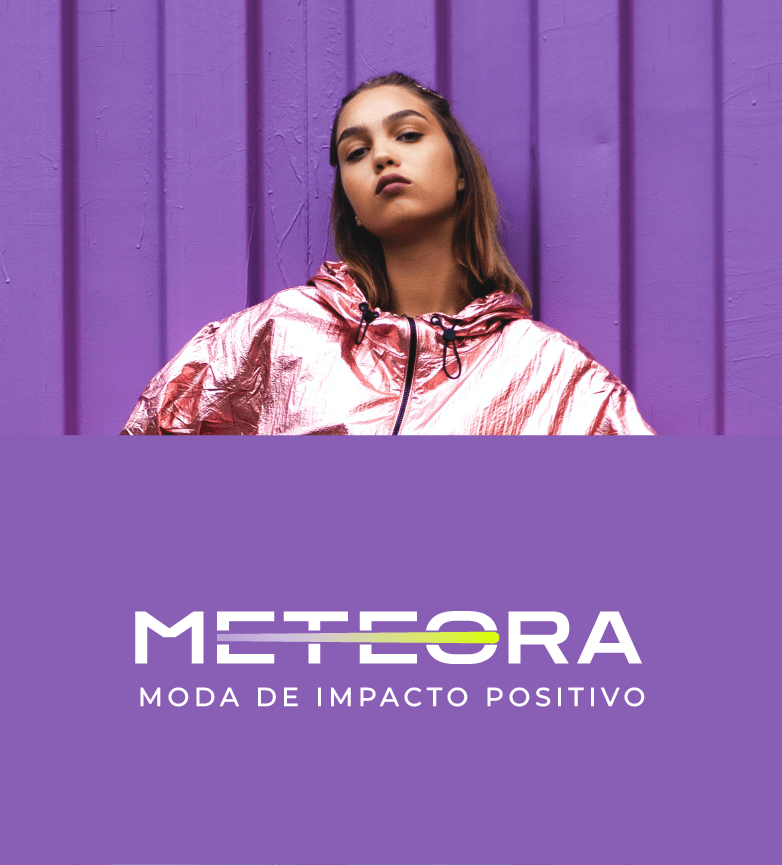 Modelo feminina vestindo blusa rosa brilhante em fundo lilás