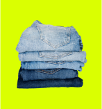 Quatro calças jeans dobradas e organizadas uma acima da outra, em fundo verde limão