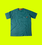 Camiseta masculina de manga na cor verde com bolso com detalhe vermelho