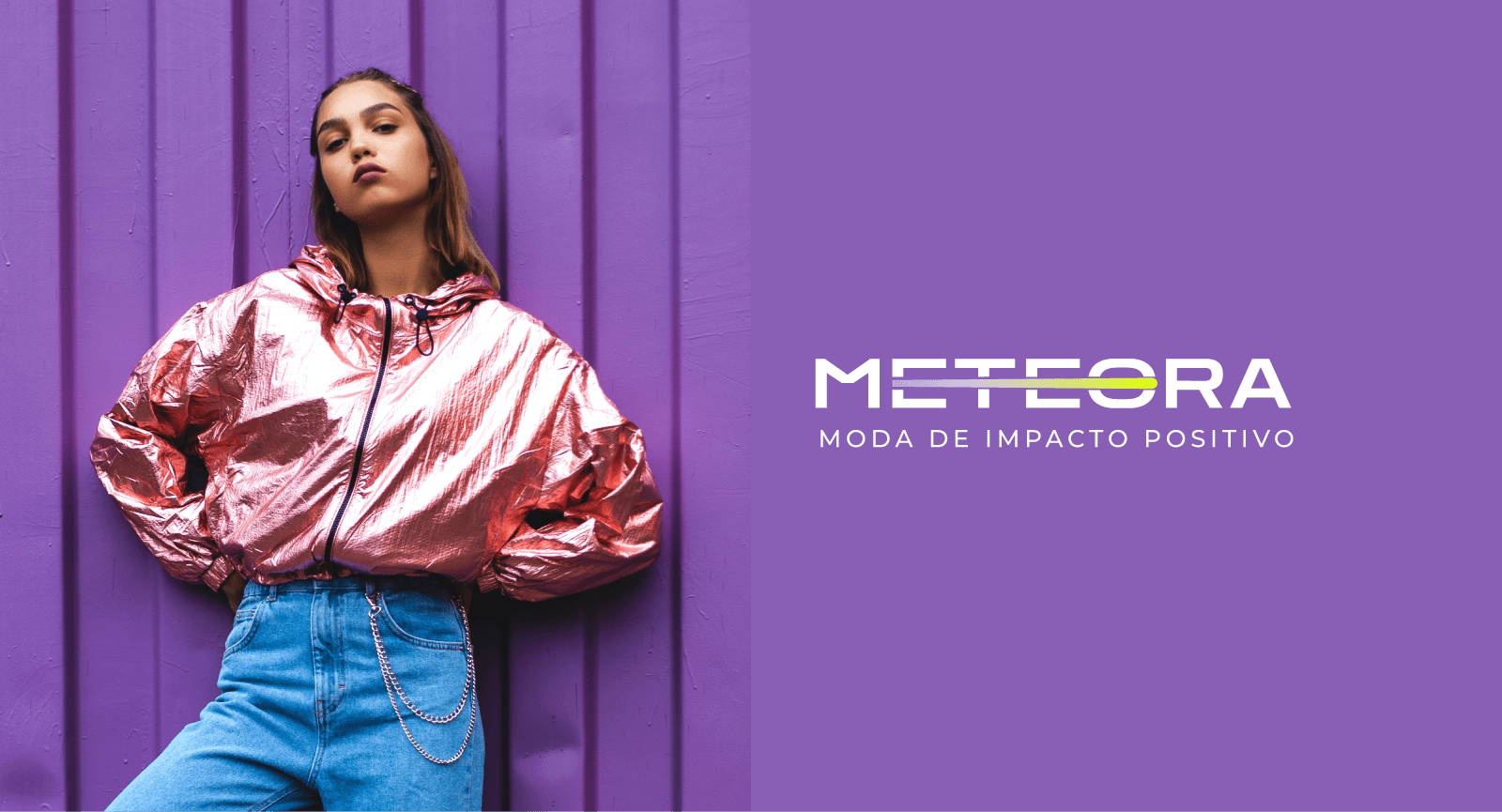 Modelo feminina vestindo blusa rosa brilhante em fundo lilás