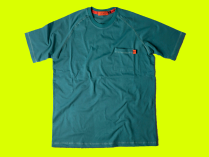 Camiseta masculina de manga na cor verde com bolso com detalhe vermelho